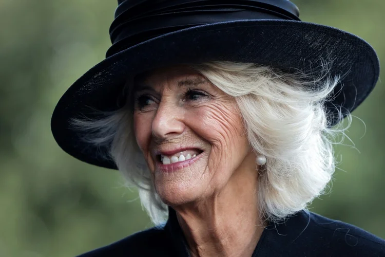 Rainha consorte Camila durante uma visita ao castelo de Cardiff, no sul de Gales, Reino Unido (AFP/AFP)
