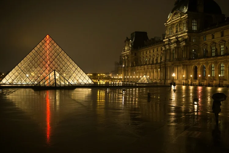 A pirâmide do Museu do Louvre (AFP/AFP)