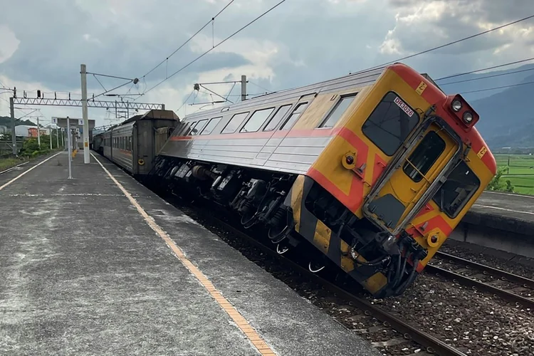 Trem descarrilado na estação de Dongli, em Hualien, sudeste de Taiwan, após o terremoto de 6,9 graus (AFP/AFP)