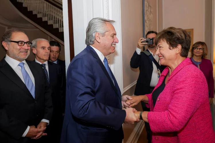 Alberto Fernández, presidente argentino, cumprimentando a diretora-gerente do FMI, Kristalina Georgieva (AFP/AFP Photo)