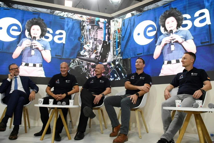 Os astronautas da ESA, Alexander Gerst, Thomas Pesquet e Matthias Maurer durante uma vídeoconferência com Samantha Cristoforetti na Estação Espacial Internacional (ISS), durante uma coletiva de imprensa em Paris (AFP/AFP Photo)