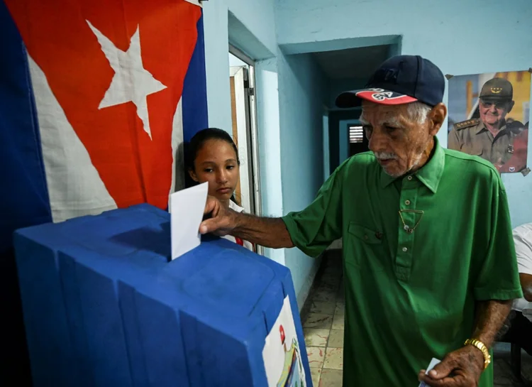 Os cubanos começaram a votar, neste domingo (25), em um referendo sobre o novo Código das Famílias, uma ampla legislação que inclui o casamento entre pessoas do mesmo sexo e barriga de aluguel (LETICIA PINEDA Y RIGOBERTO DÍAZ / © AGENCE FRANCE-PRESSE/AFP)