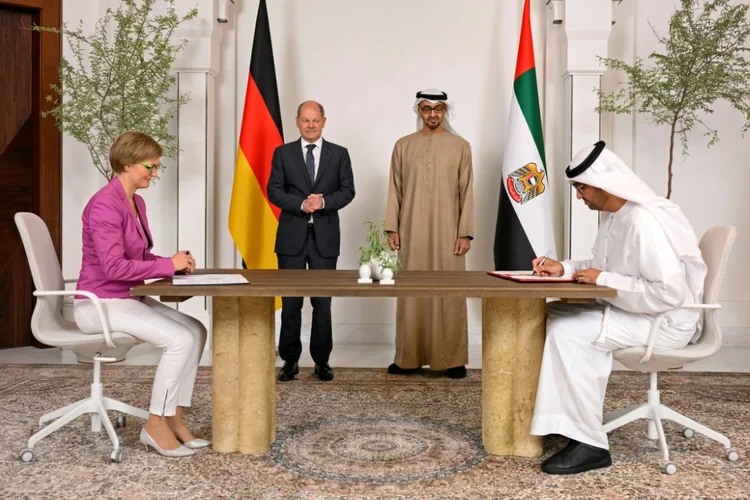 Chanceler alemão, Olaf Schoz (centro, à esq.), e o presidente dos Emirados Árabes Unidos, Mohammed ben Zayed Al-Nahyane (ao lado), na assinatura do acordo, em 25 de setembro de 2022, em Abu Dhabi (AFP/AFP)