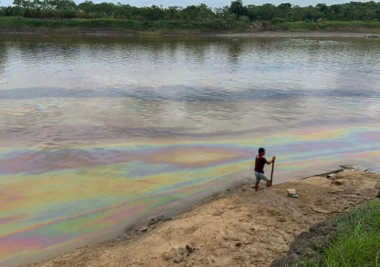Mancha de petróleo no rio Cuninico, região amazônica de Loreto (AFP/AFP)