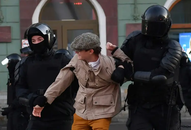 Polícia russa prende homem em 24 de setembro durante protesto em São Petersburgo (AFP/AFP)