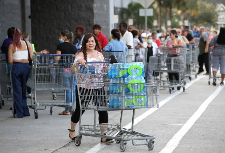 Moradores de Kissimmee, Flórida, preparam-se para a chegada de Ian (AGENCE FRANCE-PRESSE/AFP)