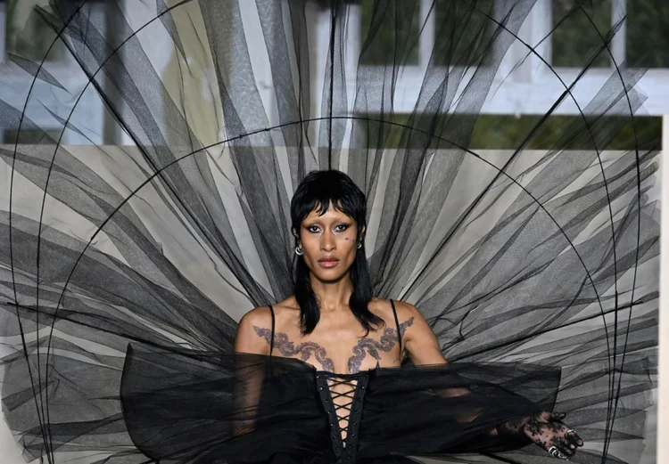Modelo desfila durante abertura da Semana de Moda de Paris 2022 (AFP/AFP)