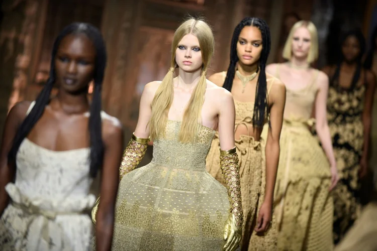Para estilista da Dior, desfile buscou trazer atmosfera de “festa barroca” (AFP/AFP)