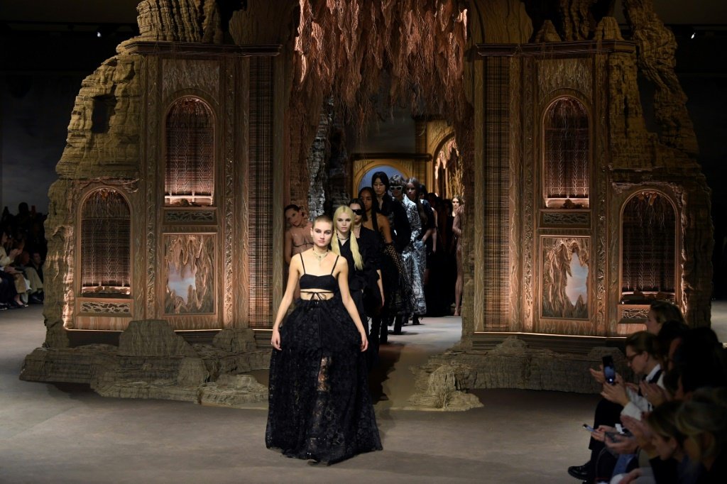 Modelos da coleção primavera-verão 2023 da marca francesa Dior desfilam em Paris