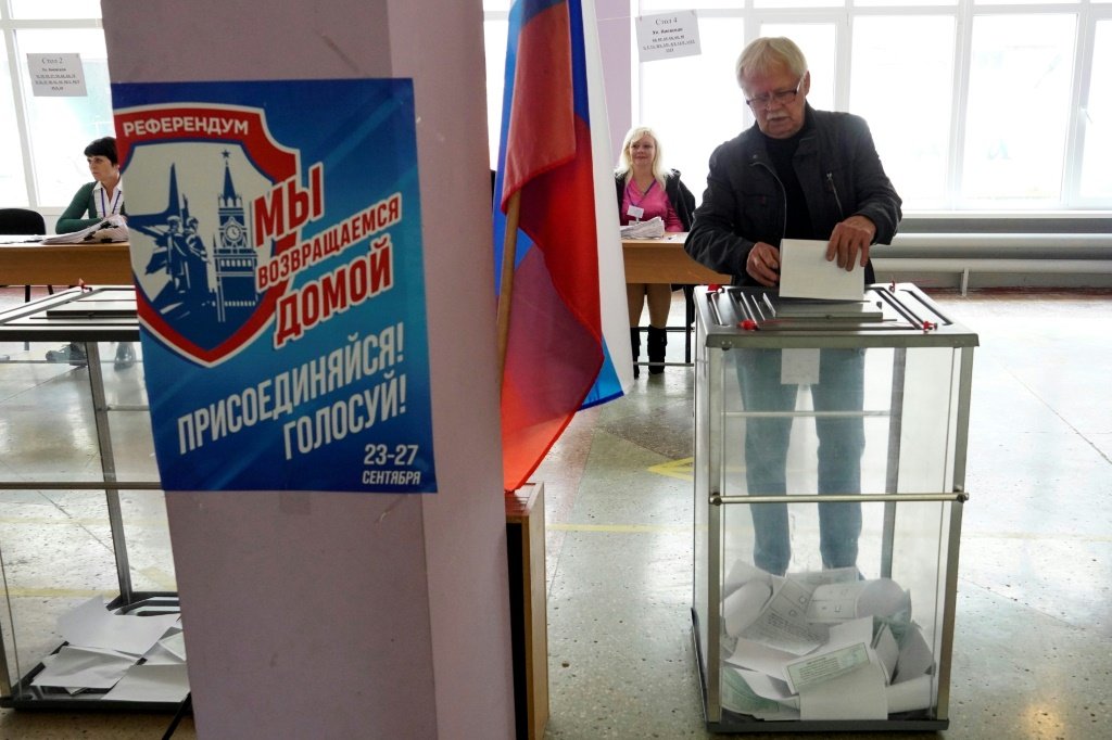 Votação no referendo de anexação na cidade ucraniana de Mariupol (AFP/AFP Photo)
