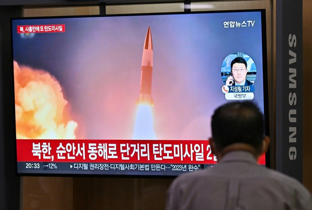 Testes nucleares: sul-coreano acompanha notícias sobre teste de armas da Coreia do Norte em estação ferroviária de Seul (AFP/AFP Photo)