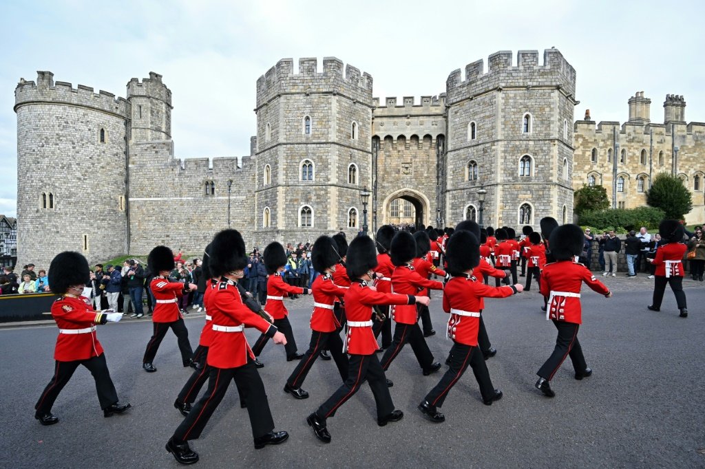 Guardas escoceses marcham do lado de fora do Castelo de Windsor em Windsor, a oeste de Londres. (AFP/AFP)
