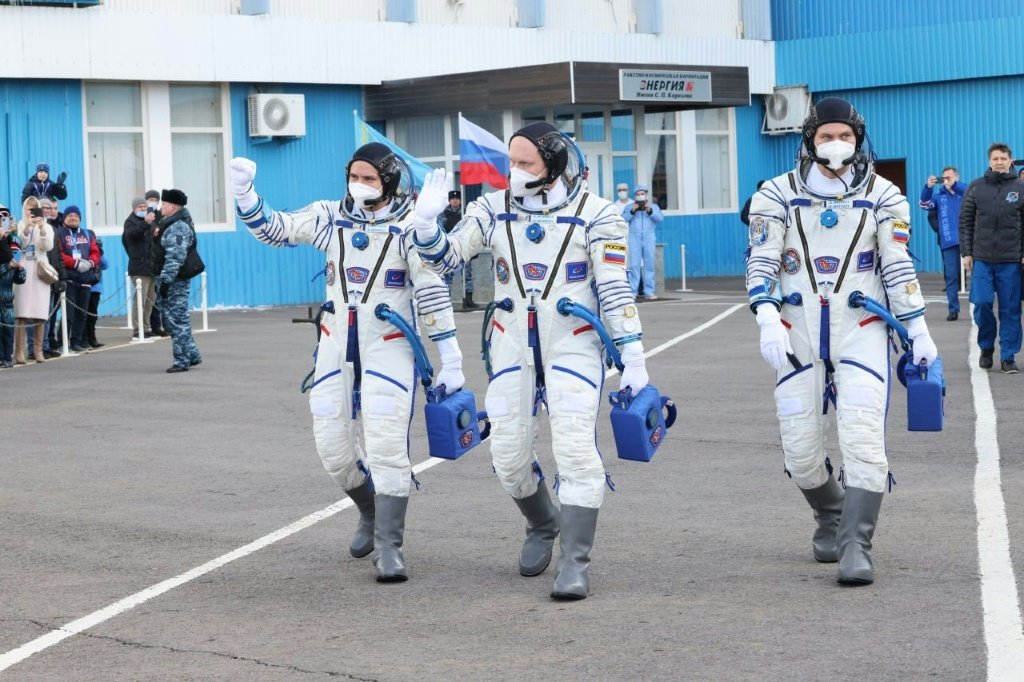 Da esquerda para a direita) Os cosmonautas russos Oleg Artemiev, Denis Matveev e Sergei Korsakov antes de sua decolagem a bordo de um foguete Soyuz para chegar à ISS, 18 de março de 2022 no Cosmódromo de Baikonur, Cazaquistão (AFP/AFP Photo)