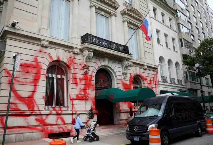 A fachada do consulado de Nova York foi vandalizada em 30 de setembro de 2022 (AFP/AFP Photo)