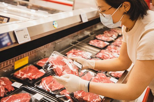 Venda de carne na China: país deve reduzir importações devido à pandemia (Getty Images/Getty Images)