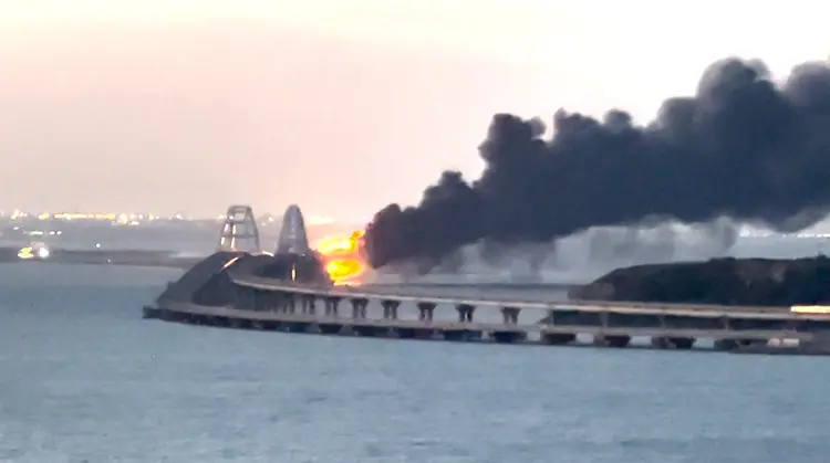 Ponte de Kerch, que liga Rússia e Crimeia, após ataques de caminhão-bomba (AFP/Divulgação)
