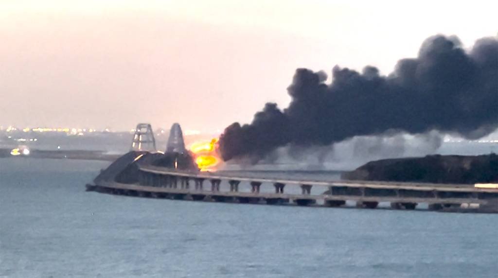 Explosão destrói parte de ponte de Kerch que liga Crimeia à Rússia