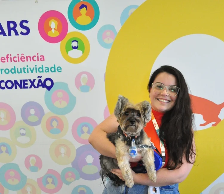 uncionária da Mars: fabricante de alimentos criou benefício para funcionários que adotarem animais  (Mars/Divulgação)