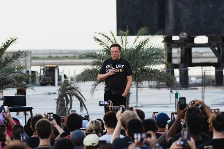 Musk durante uma entrevista coletiva em uma instalação da SpaceX em Boca Chica, Texas, em 25 de agosto. (Jordan Vonderhaar/Bloomberg)