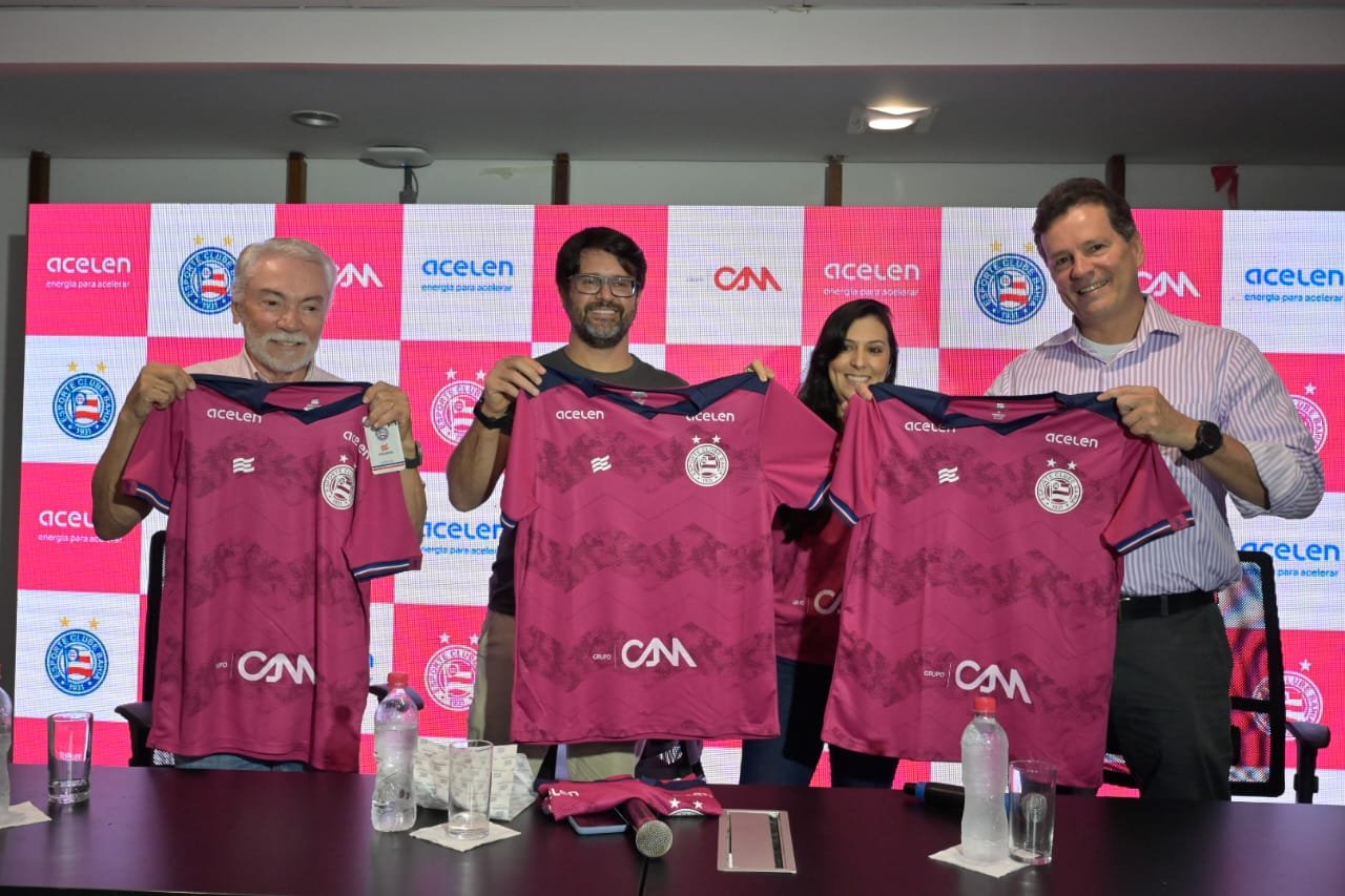 Bahia veste camisa rosa e distribui 2 mil mamografias