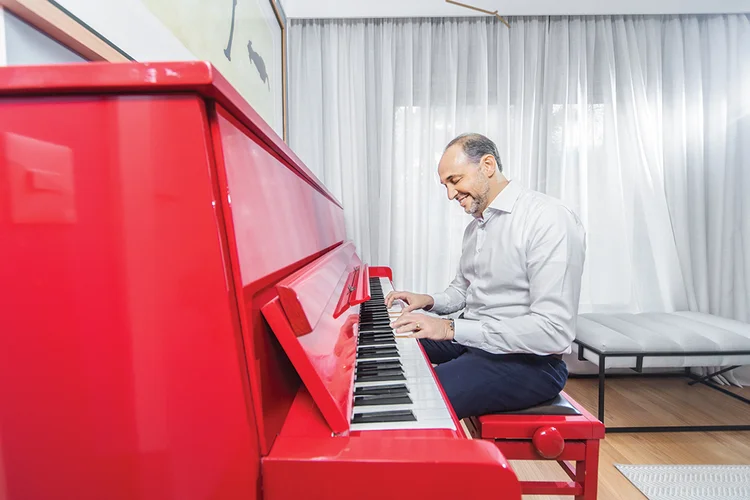 Claudio Pracownik: cores do Flamengo em seu piano Fritz Dobbert. (Leandro Fonseca/Exame)