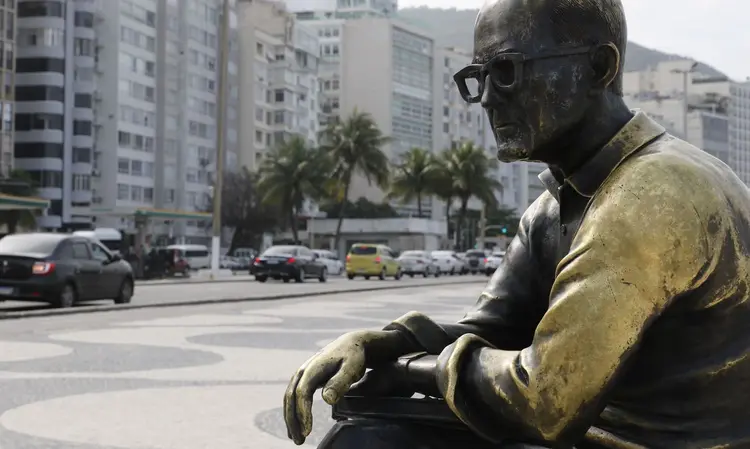 Rio de Janeiro: a estátua de Carlos Drummond de Andrade foi instalada em 2002, em comemoração ao centenário do poeta (Fernando Frazão/Agência Brasil)