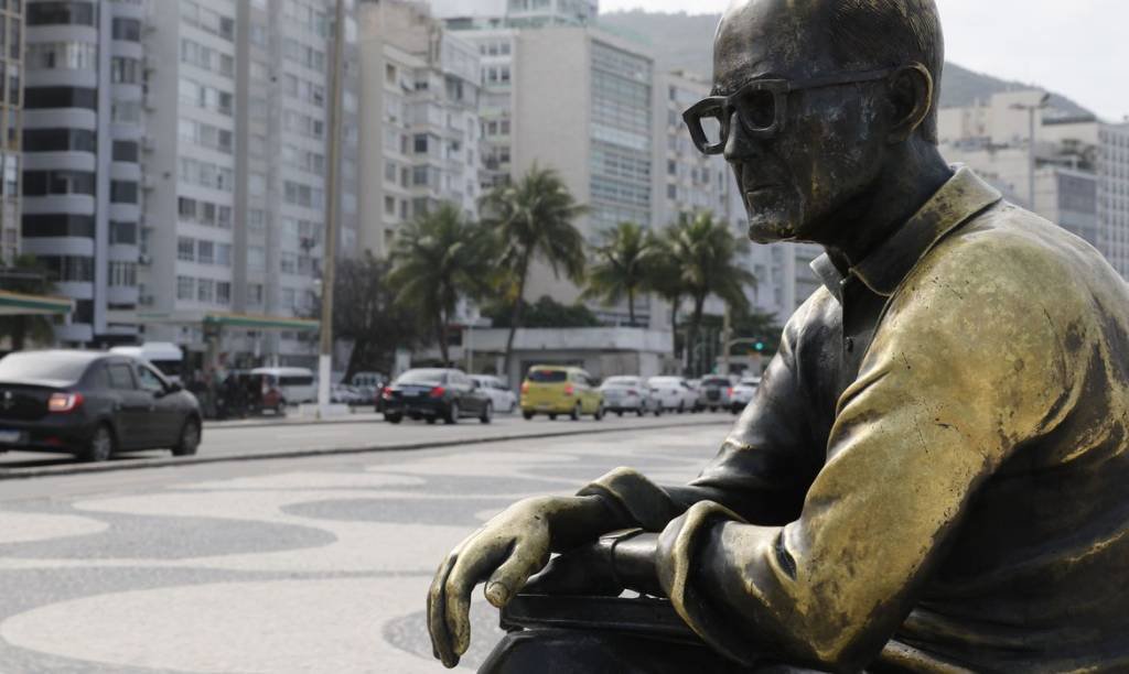 Após furto, estátua de Carlos Drummond tem óculos recolocados