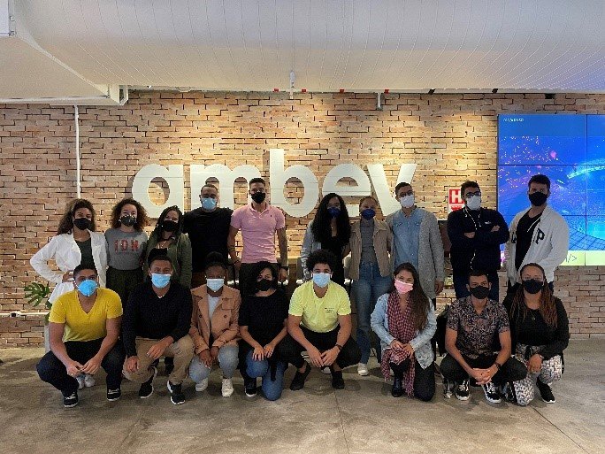 Ambev abre as portas da empresa e oferece 200 bolsas para cursos e mentorias para pessoas negras