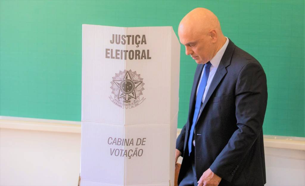 O ministro Alexandre de Moraes, presidente do Tribunal Superior Eleitoral (TSE), vota no Colégio Madre Alix, no Jardim Paulistano, em São Paulo (BRUNO ROCHA/Estadão Conteúdo)
