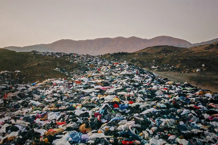 Atacama, no Chile: deserto recebe um mar de roupas vindas de países como Estados Unidos, China e Reino Unido (Electrolux/Divulgação)