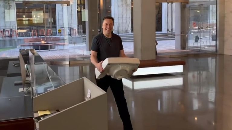 Elon Musk entra na sede do Twitter (TWTR34) carregando uma pia