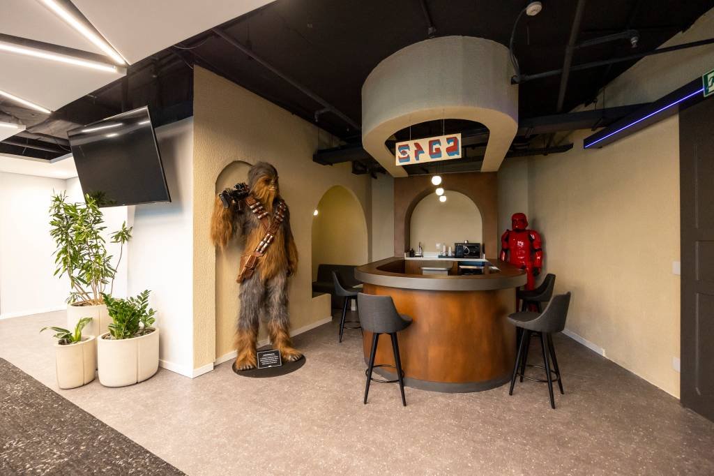 Entrada para o Walt Disney World, cinema e Chewbacca: conheça o novo escritório da Disney no Brasil
