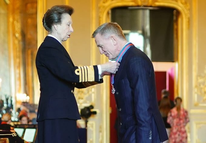 Ator Daniel Craig recebe a mesma condecoração que James Bond