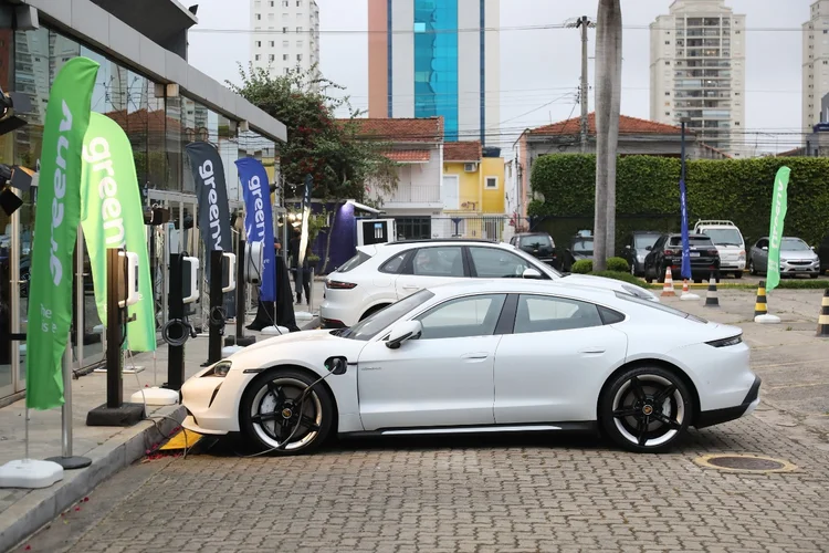 Elétricos ganham cada vez mais espaço na indústria automotiva (Bússola/Divulgação)