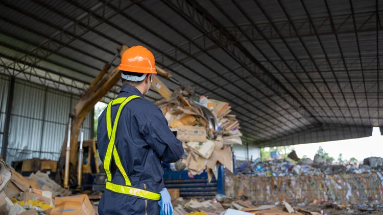 Cooperativa de reciclagem: das 82,5 milhões de toneladas de resíduos sólidos urbanos gerados no Brasil por ano, apenas 2% são reciclados (Visoot Uthairam/Divulgação)