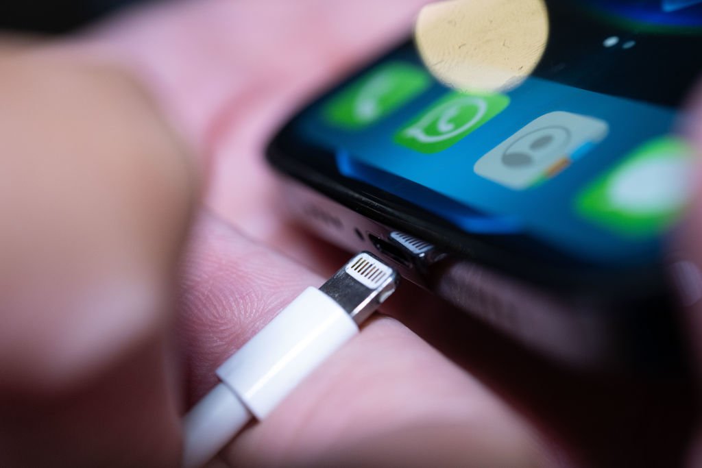 iPhone dará adeus ao cabo Lightning; USB-C é o novo padrão da Apple