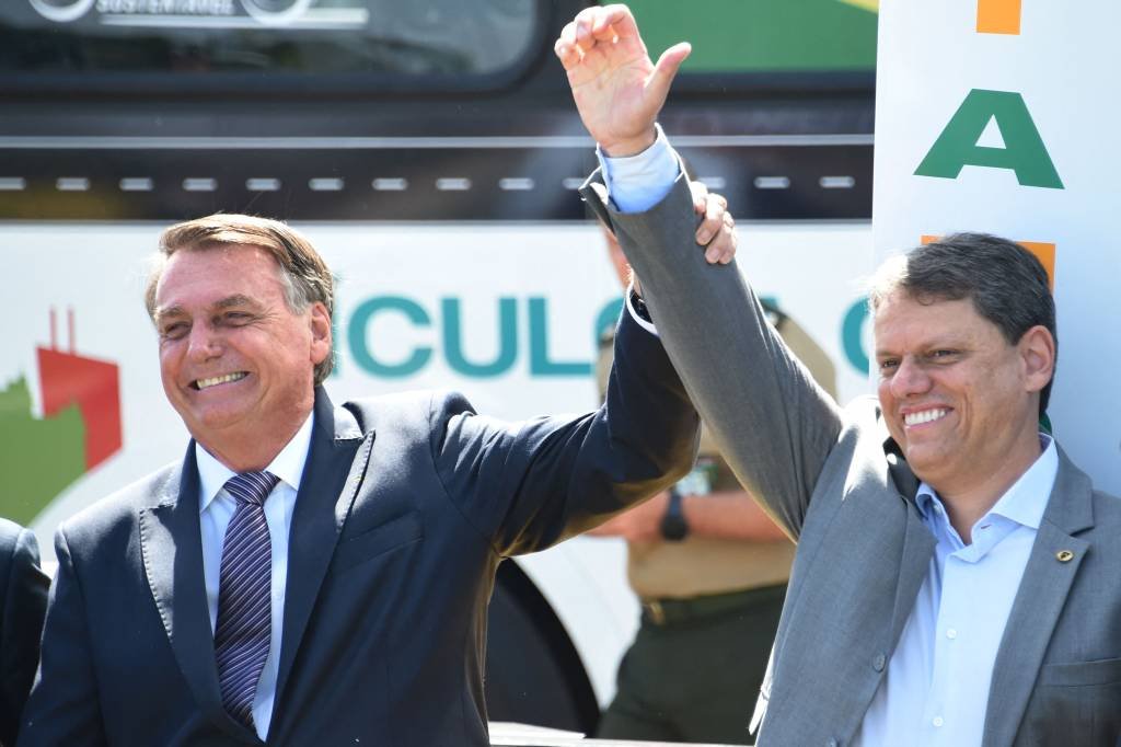 Bolsonaro recebe Tarcísio no Planalto em meio à definição de estratégias
