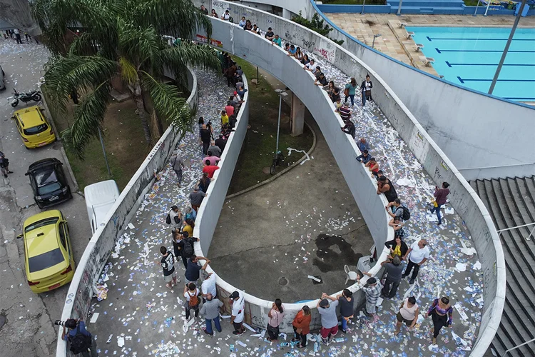 Vista aérea de pessoas esperando na fila para votar durante o dia das eleições gerais no CIEP Ayrton Senna ao lado da Favela da Rocinha em 2 de outubro de 2022 no Rio de Janeiro, Brasil.  (Wagner Meier/Getty Images)