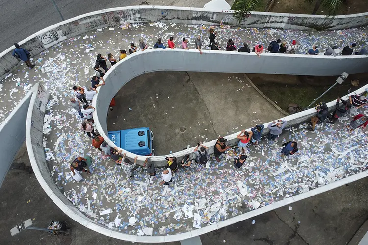 Vista aérea de pessoas esperando na fila para votar durante o dia das eleições gerais no CIEP Ayrton Senna ao lado da Favela da Rocinha em 2 de outubro de 2022 no Rio de Janeiro, Brasil.  (Wagner Meier/Getty Images)