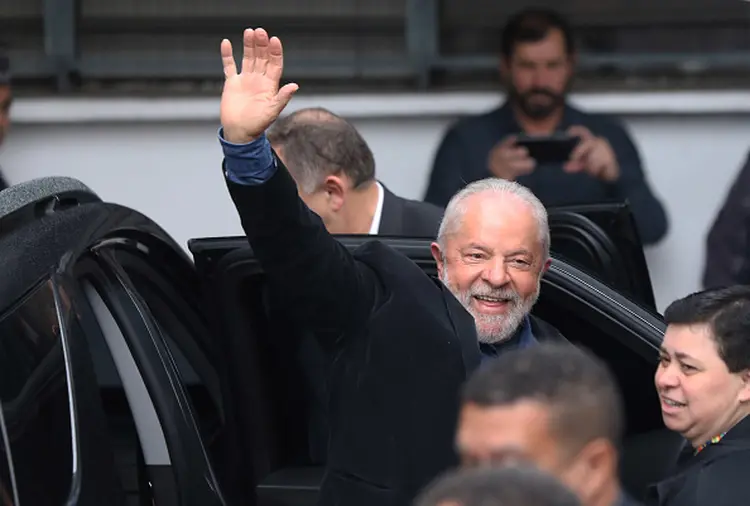 Lula chegou ao STF pouco antes das 16h, cercado do entourage montado para a transição (Rodrigo Paiva/Getty Images)