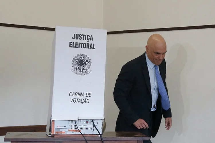 Alexandre de Moraes: "eu peço ao eleitor que compareça, vote e volte para casa, vá almoçar, depois a tarde aproveite o domingo” (MIGUEL SCHINCARIOL/AFP via Getty Images/Getty Images)