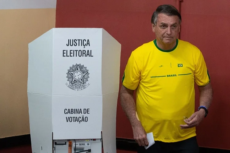 Bolsonaro chega para votar no Rio de Janeiro (ANDRE COELHO/POOL/AFP/Getty Images)