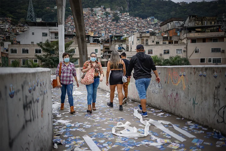 Moradores na Rocinha, no Rio, durante o primeiro turno: abstenção foi recorde no Brasil (Wagner Meier/Getty Images)