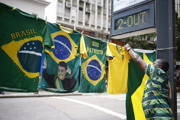 Comerciante vende mercadorias de Bolsonaro no primeiro turno: atual presidente ganhou mais novos votos do que Lula desde 2 de outubro (Wagner Meier/Getty Images)