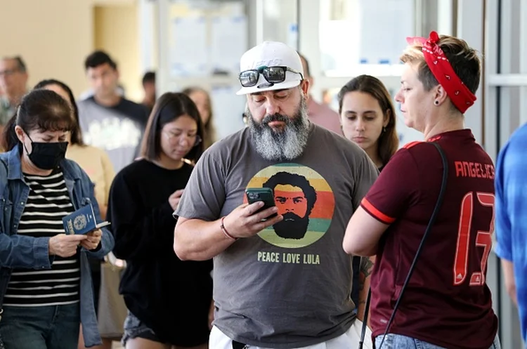 Eleitores aguardam em fila (Gregg Newton/AFP/Getty Images)