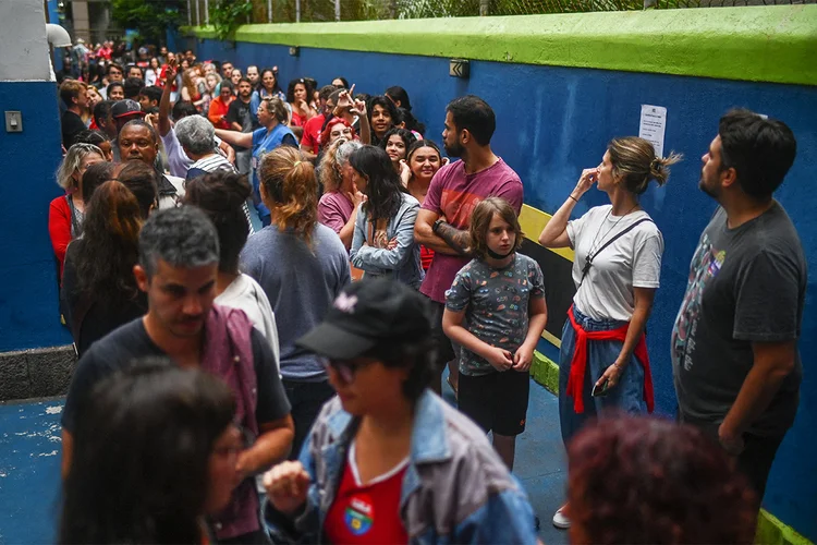 Pessoas fazem fila em uma estação de votação no Rio de Janeiro, Brasil, durante as eleições legislativas e presidenciais em 2 de outubro de 2022 (André Borges/AFP/Getty Images)