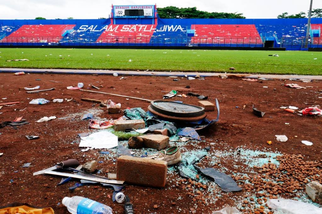 Estádio de tragédia que deixou 133 mortos na Indonésia será demolido e reconstruído