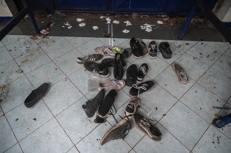 Tênis que restaram após tragédia em estádio de futebol: Indonésia condena organizador e o oficial de segurança da partida (JUNI KRISWANTO/Getty Images)