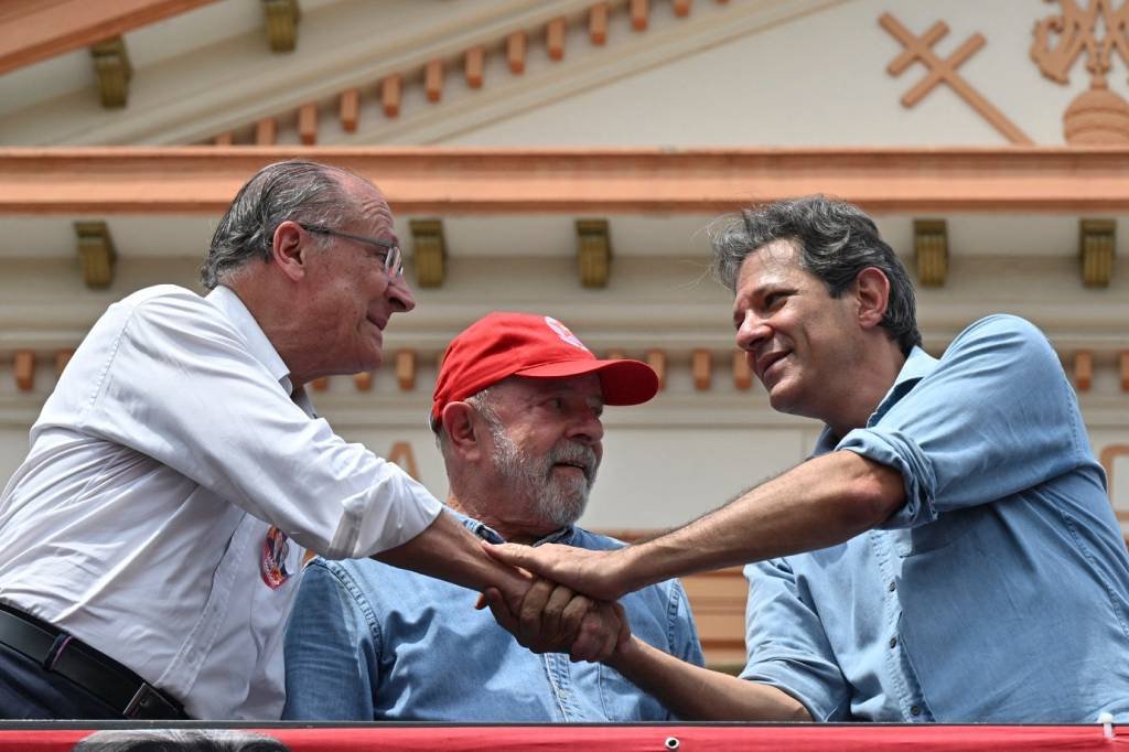 Geraldo Alckmin, Lula e Fernando Haddad: no formato de hoje, proposta tem custo de R$ 198 bi e tira Bolsa Família do teto por quatro anos (NELSON ALMEIDA/AFP/Getty Images)