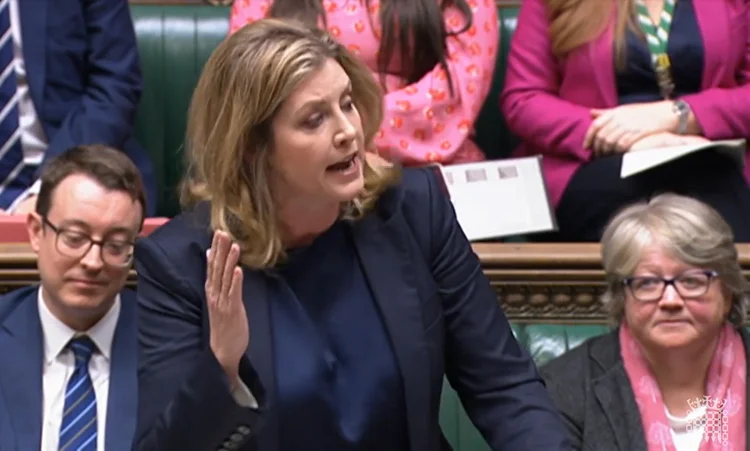 Além de Penny Mordaunt, outros nomes devem disputar ao cargo, como o ex-chefe do Tesouro Rishi Sunak, o ex-primeiro-ministro Boris Johnson (House of Commons/Getty Images)